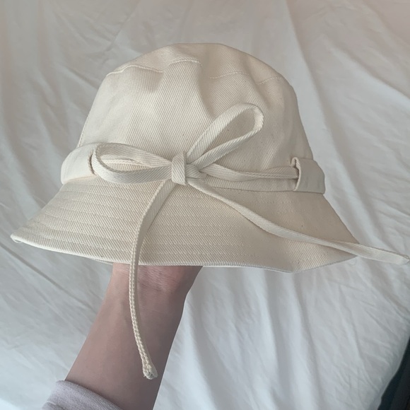 JACQUEMUS Off-White Les Classiques ‘Le bob Gadjo’ Bucket Hat - Picture 4 of 5